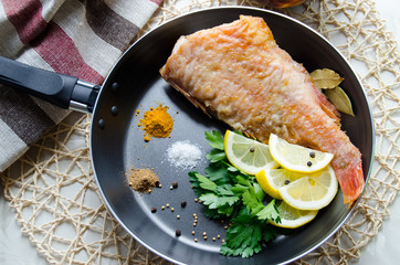 Fish prigotovlena in the pan with spices