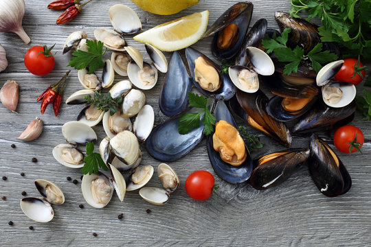 frutti di mare cozze e vongole  composizione su tavolo grgio