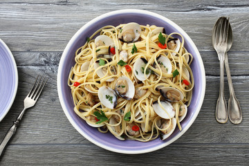 pasta spaghetti con le vongole  sfondo tavolo di cucina grigio