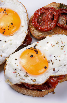 Sandwich with dried tomatoes and egg