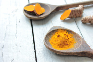 frischer Kurkuma Gewürz Pulver