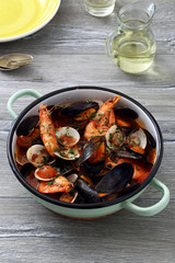 zuppa di pesce frutti di mare con salsa di pomodoro sfondo tavolo grigio