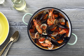 zuppa di pesce frutti di mare con salsa di pomodoro sfondo tavolo grigio