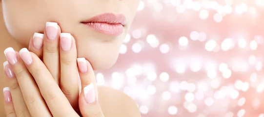 Foto op Plexiglas Manicure Mooie jonge vrouw met een gezonde huid en french manicure