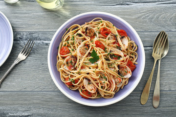 pasta spaghetti con le vongole  sfondo tavolo di cucina grigio
