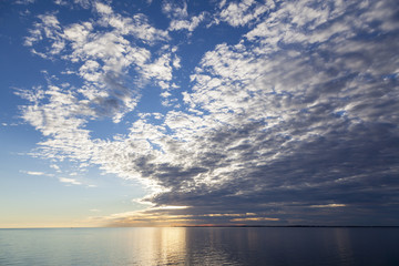 Naklejka premium Wolkenformation über der ruhigen Ostsee