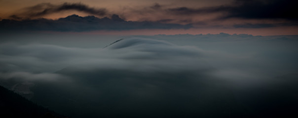 Wolkenzieher in den Bergen
