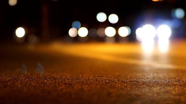 Stra&szlig;enverkehr Nachts in einer Gro&szlig;stadt mit Bokeh