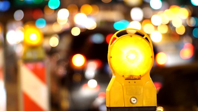Baustelle mit Verkehr Nachts in einer Gro&szlig;stadt mit Bokeh