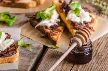 Rustic toast with caramelized onion and goat cheese