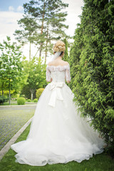 Obraz na płótnie Canvas girl in wedding dress in park
