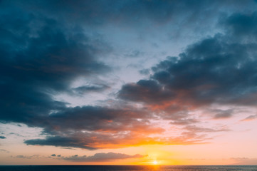 Naklejka na ściany i meble Dramatic sunset over ocean