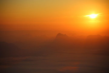 Naklejka premium Wschód słońca i mgła w Parku Narodowym Phu Kradung w Tajlandii