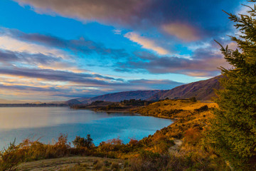 Fototapeta na wymiar A winter sunrise over Lake Wanaka, New Zealand 