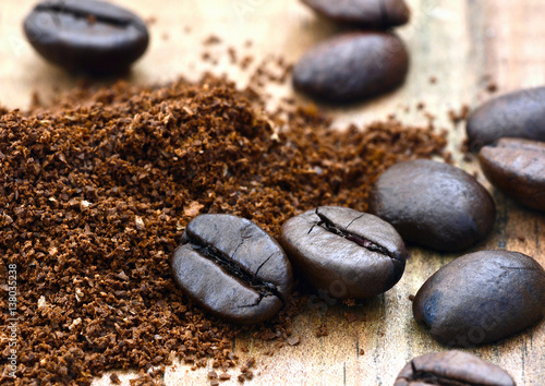 &ldquo;Geröstete Kaffeebohnen, Kaffeepulver, Nahaufnahme, Foodstyling