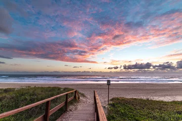 Photo sur Plexiglas Descente vers la plage Paysage de plage épique avec ciel de lever de soleil et entrée de plage