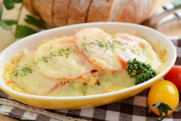 おいしそうなグラタンとパン