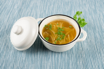 Frische Brühe mit Petersilie und Suppennudeln