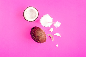 Obraz na płótnie Canvas cocktail with coconut on purple background top view