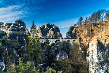 Fototapeta premium Panorama der Basteibrücke im Elbsandsteingebirge der sächsischen Schweiz in Deutschland