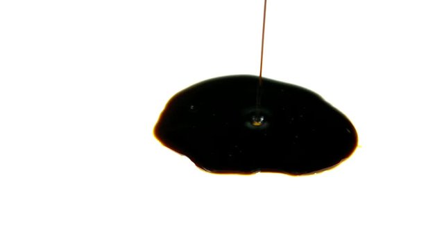 Melasse flie&szlig;t auf einen Teller