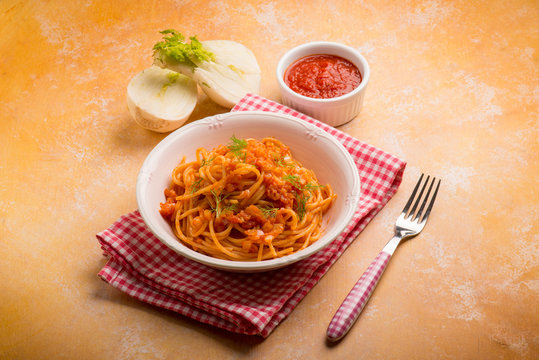 spaghetti with fennel and tomatoes sauce