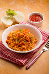 spaghetti with fennel and tomatoes sauce