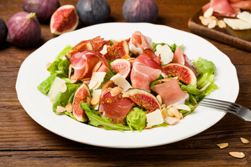 Fresh salad with figs and prosciutto.