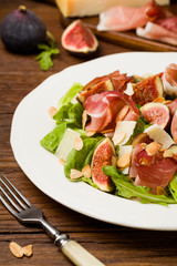 Fresh salad with figs and prosciutto.