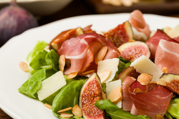 Fresh salad with figs and prosciutto.