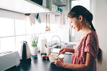 Foto auf Acrylglas Kochen Kind kocht in der Küche