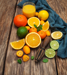 Fototapeta na wymiar Fresh citrus fruits and old juicer