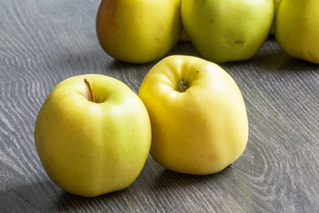 Pommes Golden  sur fond noir