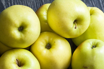 Pommes Golden en tas sur fond noir