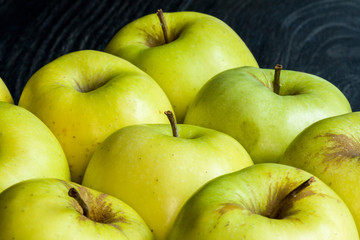 Pommes Golden alignées sur fond noir