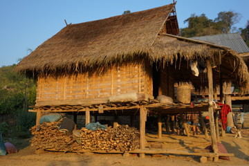 Fototapeta na wymiar Stelzenhaus in einem Dorf in Nordlaos