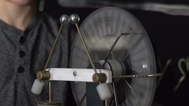 Electrostatic machine produces a spark