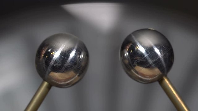 Electrostatic machine produces a spark