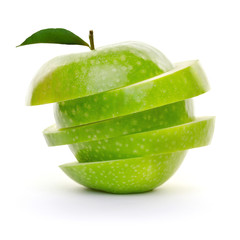 Grüner Apfel gestapelt in Scheiben isoliert Freisteller