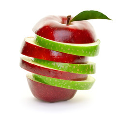 Grüner und roter Apfel gestapelt in Scheiben isoliert Freisteller