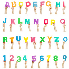 Hände halten bunte Buchstaben und Zahlen Alphabet - freigestellt