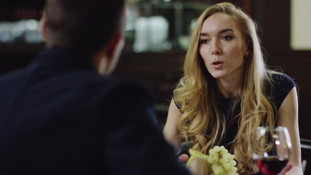 woman shouting man in restaurant