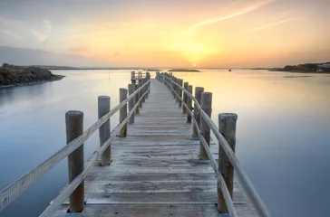 Zelfklevend Fotobehang Pier Ochtendzonsopgang boven het dok