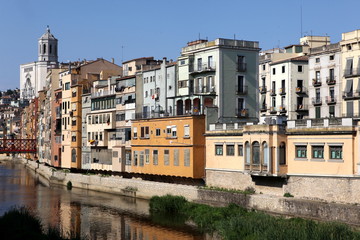 Obraz premium View of the old town with colorful houses reflected in water Jew