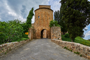 Fototapeta na wymiar Val d'orcia entrance, san quirico d'orcia, Gate, Tuscany