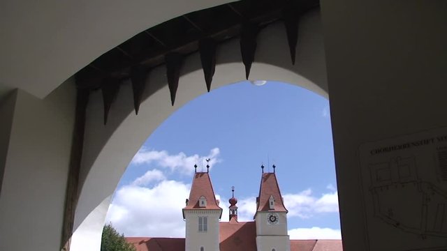Eisenzacken der Fallt&uuml;r und Blick auf den Haupteingang der Stiftskirche Vorau (vertikaler Kameraschwenk)