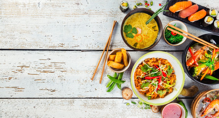 Asiatisches Essen serviert auf Holztisch, Draufsicht, Platz für Text