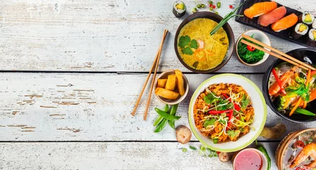 Foto auf Acrylglas Essen Asiatisches Essen serviert auf Holztisch, Draufsicht, Platz für Text