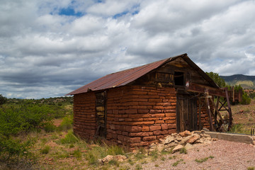 Fototapeta na wymiar Old Abandoned Pumphouse Cabin in Springtime, Sedona, Arizona, USA, horizontal