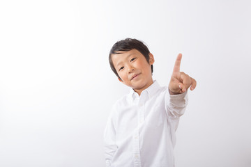 指を立てる少年